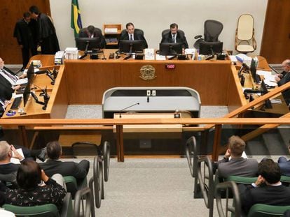 A 5ª Turma do STJ, durante a sessão que julgou o recurso da defesa de Lula, nesta terça-feira. 