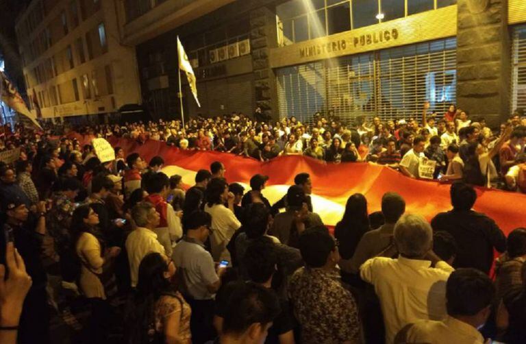 Protesto diante do Ministério Público em Lima.