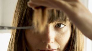 Cortar a franja é uma manobra arriscada: se você não se sentir segura, pode penteá-la para um lado e ela continuará crescendo. GETTY