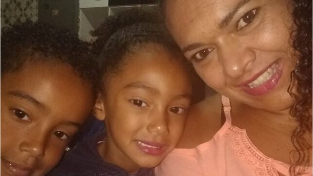 Fátima, empregada doméstica que não foi liberadas pelos patrões, e seus dois filhos.