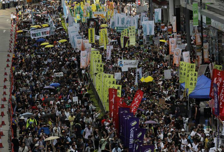 Milhares de pessoas saem em passeata em favor da democracia em Hong Kong.