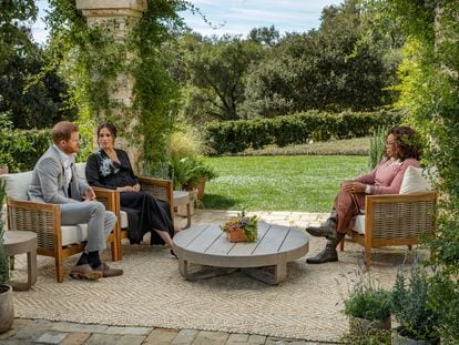 O príncipe Harry e sua esposa, Meghan Markle, durante a entrevista a Oprah Winfrey, gravada em fevereiro.