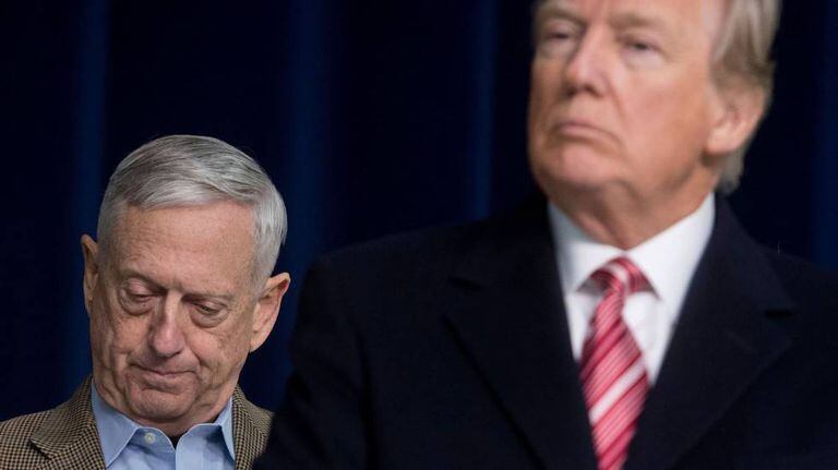 Jim Mattis, à esquerda, durante um ato público com o presidente Trump