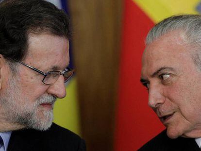 O presidente do Brasil, Michel Temer (direita), fala com o presidente espanhol Mariano Rajoy.