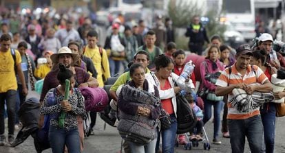 Um grupo de migrantes chega a Puebla, no México. A caravana foi alvo de notícias falsas.
