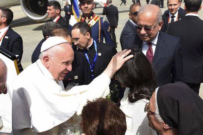 O papa Francisco no aeroporto do Cairo (Egito).