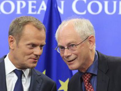 O presidente do Conselho Europeu, Herman Van Rompuy (à direita), fala com seu sucessor, o primeiro-ministro polonês Donald Tusk.