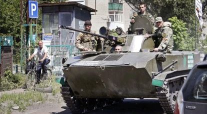 Militantes pró-Rússia em um tanque no centro de Slaviansk.