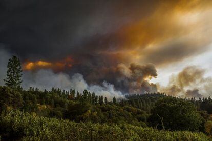 Uma coluna de fumaça sobe em montanha próxima ao condado de Jackson (Califórnia).