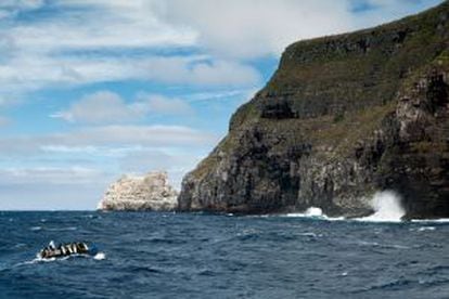 Um grupo de mergulhadores se dirige à ilha de Wolf, nas Galápagos (Equador).
