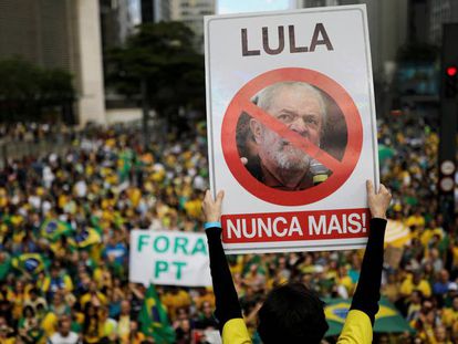 Seguidor de Bolsonaro com um cartaz contra Lula, domingo passado, em São Paulo