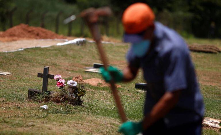 Um trabalhador prepara covas para vítimas do desastre de Brumadinho.