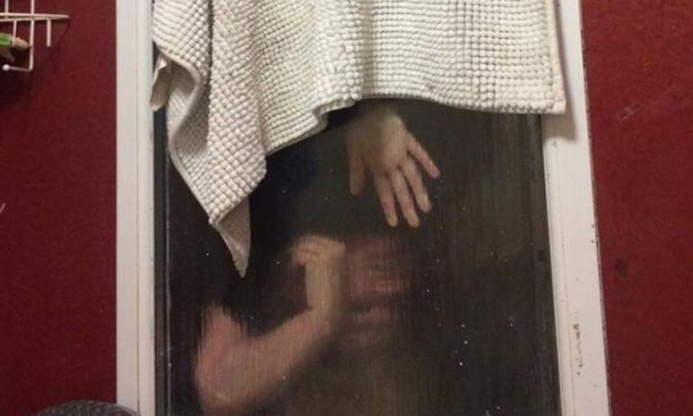 O serviço britânico de bombeiros publicou no Twitter esta foto do encontro, com a garota presa, de cabeça abaixo, entre as duas janelas
