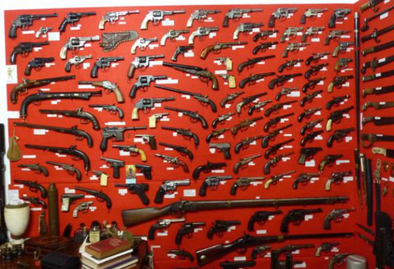 Armas apreendidas pela Polícia Civil de Santa Catarina.