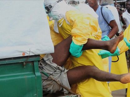 Médicos de Serra Leoa levam o doente de ebola.