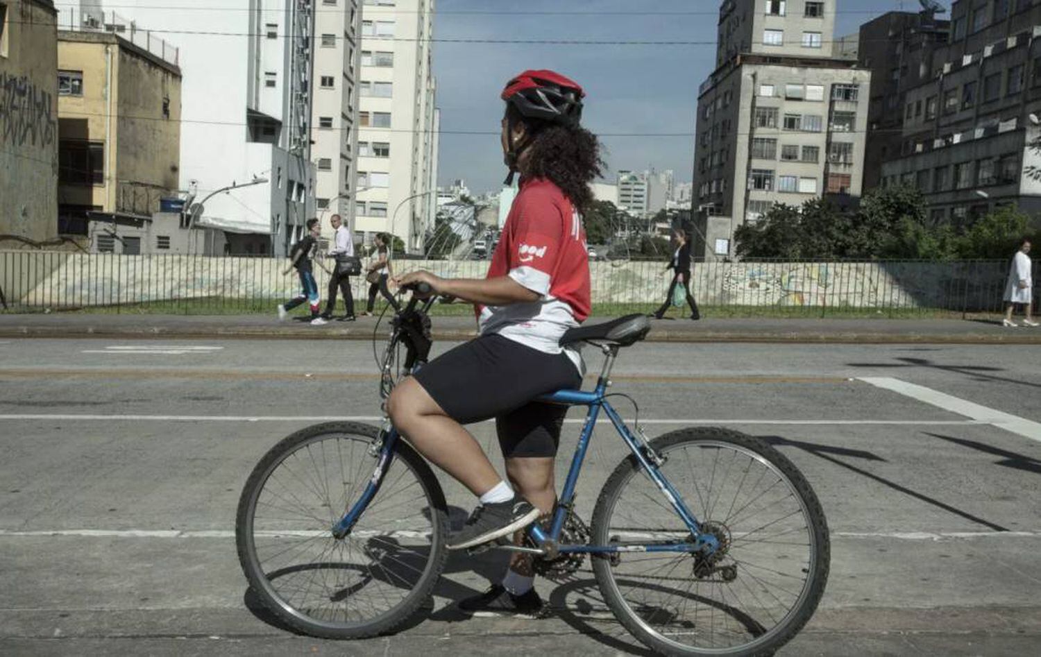 A entregadora Nana já teve duas bicicletas furtadas em três meses de trabalho para o Ifood. Aplicativo não ressarce entregadores.