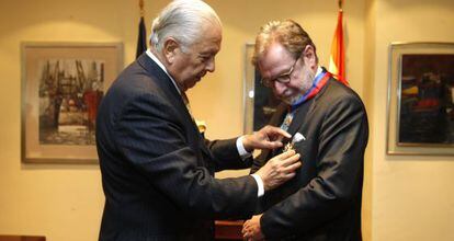 Juan Luis Cebrián recebe a medalha das mãos do embaixador do Chile, Sergio Romero.