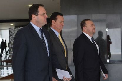 Os ministros Barbosa, Kassab e Edinho, após reunião no Planalto.