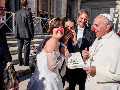 O Papa felicita dois recém-casados que trabalham em uma ONG de palhaços que atua em hospitais.