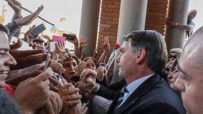 O presidente Jair Bolsonaro saudando a simpatizantes em Aparecida (Brasil).