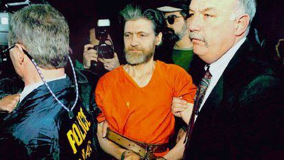 Theodore Kaczynski é conduzido por agentes do FBI a um tribunal federal.