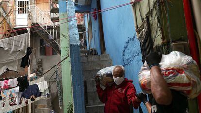 Alimentos são entregues pela Central Única das Favelas (Cufa) para famílias em Heliópolis, São Paulo, durante a pandemia.