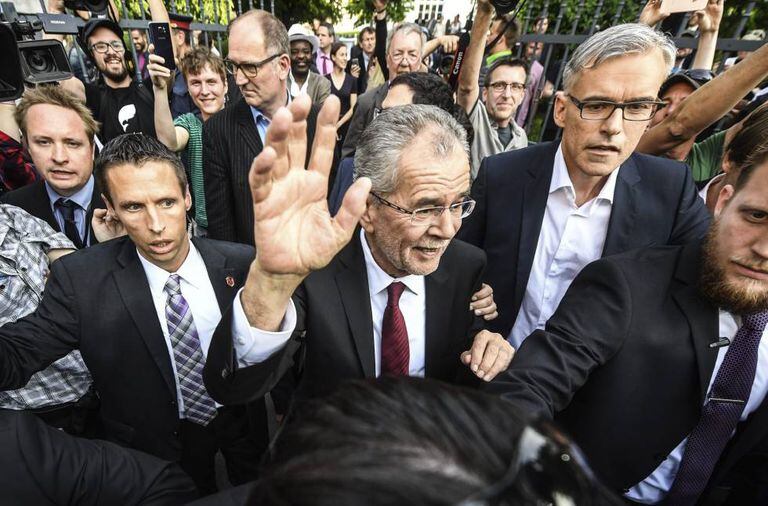 Alexander Van der Bellen saúda a multidão