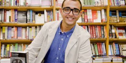Raphael Montes com seu primeiro romance, 'Suicidas'.