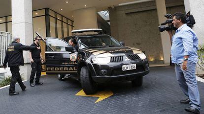 A Polícia Federal sai da sede da Camargo Corrêa em São Paulo (Brasil) em novembro de 2014 depois de uma revista no âmbito da operação 'Lava Jato'.