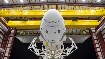 A cápsula ‘Dragon Crew’ sobre o foguete ‘Falcon 9’, da Space X, na rampa de lançamento no Centro Espacial Kennedy, na Flórida.