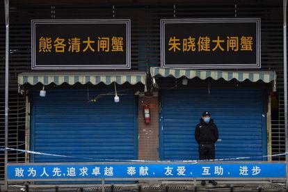 O mercado de Huanan nesta segunda-feira, em Wuhan (China), fechado em janeiro de 2020, depois do surgimento da covid-19.