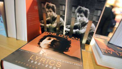 Livros de Bob Dylan em uma prateleira.