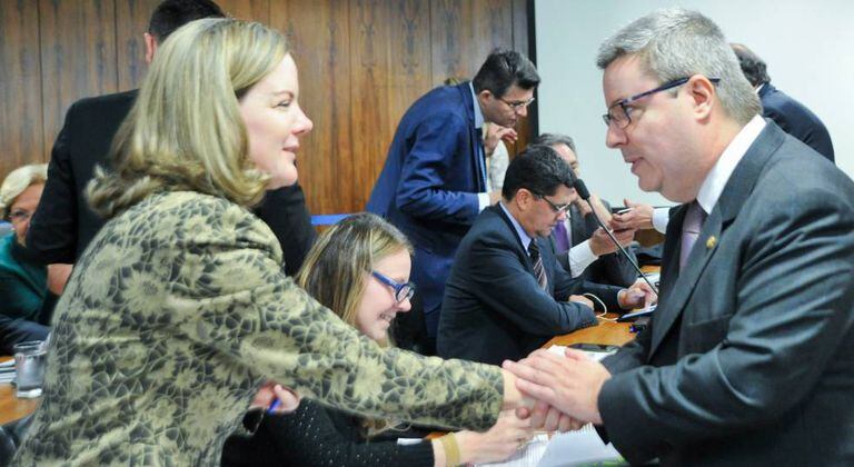 Gleisi (PT), envolvida na Lava Jato, e Anastasia, que fez 'pedaladas' no Governo de Minas.