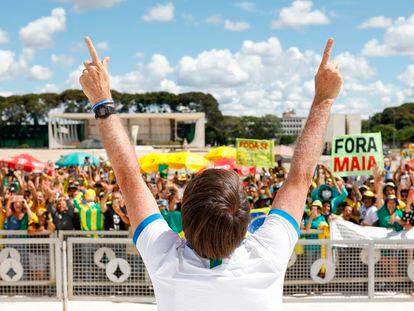 Bolsonaro confraterniza com manifestantes contra o Congresso e o STF, em 15 de março, em Brasília.