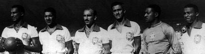 Juvenal (segundo da esq. para a dir.), Barbosa e Bigode (os dois últimos da direita) com o time de 1950.