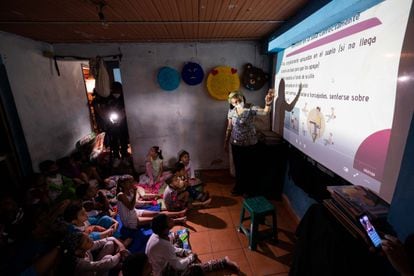 Grupo de crianças assiste a uma aula na casa da professora Milagros Agreda em Caracas, Venezuela, neste mês. 