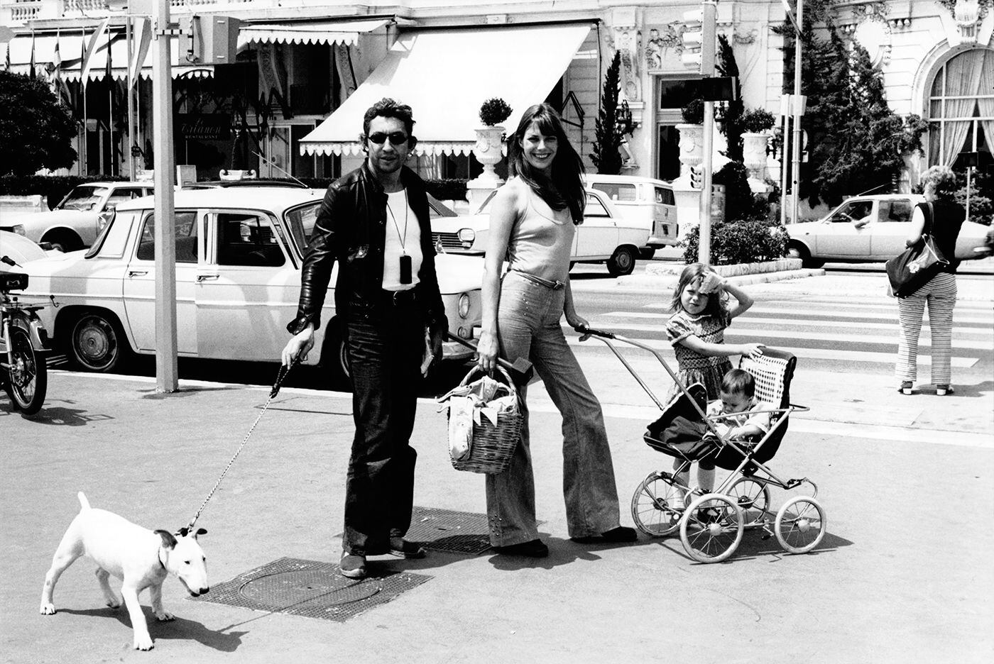 Foto de família: Serge Gainsbourg, Jane Birkin e suas filhas, Kate e Charlotte (no carrinho), em 1972.