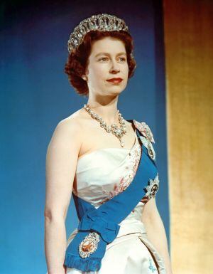A rainha Elizabeth II no dia de sua coroação: 2 de junho de 1953.