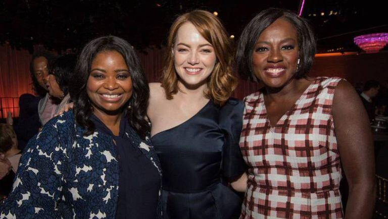 Emma Stone, candidata ao Oscar de melhor atriz, entre duas aspirantes ao prêmio de melhor atriz coadjuvante, Octavia Spencer e Viola Davis (à dir.).