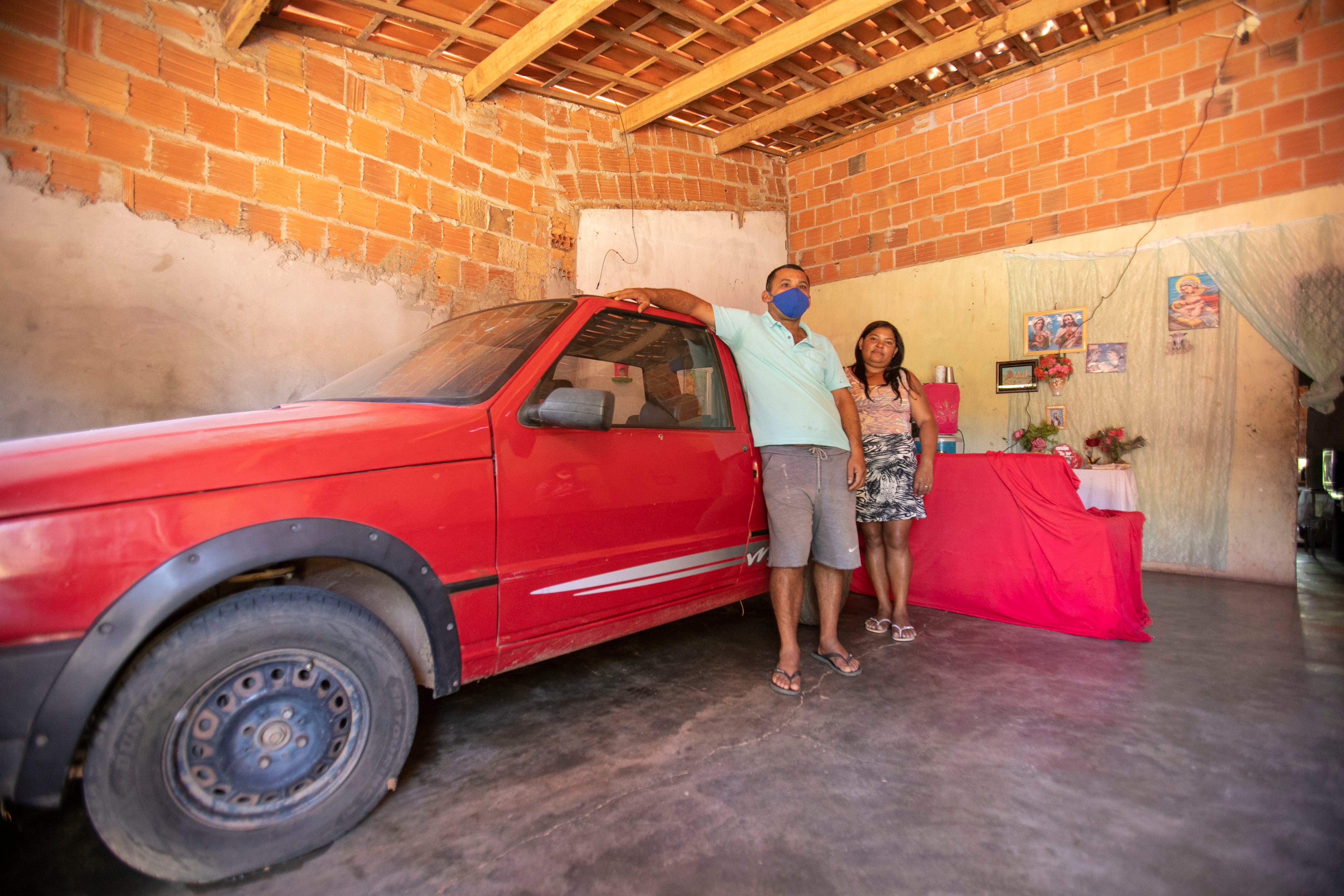 O agricultor Francimar de Lima e a esposa Maria Jocimar da Silva, com o carro que agora só roda em emergência pela alta da gasolina.