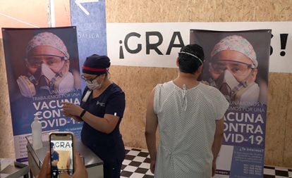 Um voluntário recebe doses experimentais de uma vacina contra o coronavírus em Oxaca, no México, na sexta-feira passada.