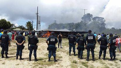 Policiais vigiam o local onde manifestantes queimaram acampamento em que dormiam imigrantes venezuelanos em Paracaima (Roraima).