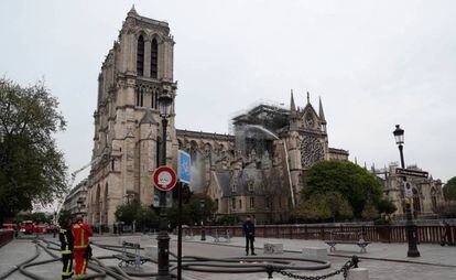Bombeiros trabalham na Notre-Dame, besta terça-feira.