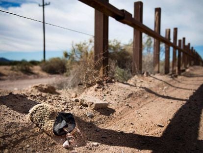 Pedaço de um resto de tapete utilizado por imigrantes para calçar os pés na fronteira com o México, em Lukeville (Arizona).