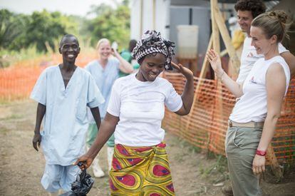 Uma sobrevivente do ebola se despede após alta em um hospital dos Médicos Sem Fronteira em Guekedou (Guiné), em 2014.