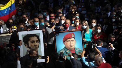 Diosdado Cabello, candidato eleito do Partido Socialista Unido da Venezuela (PSUV), segura uma foto do falecido presidente venezuelano Hugo Chávez antes da cerimônia de posse dos novos integrantes da Assembleia Nacional da Venezuela.