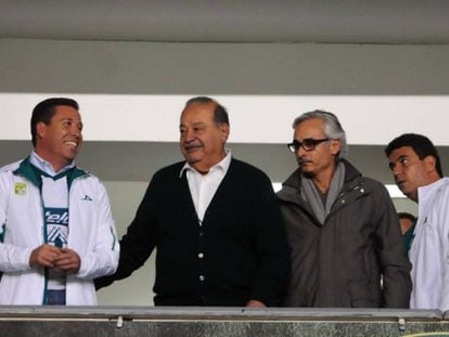 Carlos Slim, de casaco preto e camisa branca, no camarote do León.