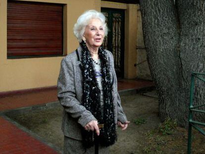 Estela de Carlotto atende à imprensa na porta da sua casa, em La Plata.