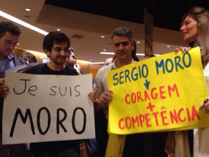 Apoiadores de Moro exibem cartazes de apoio.