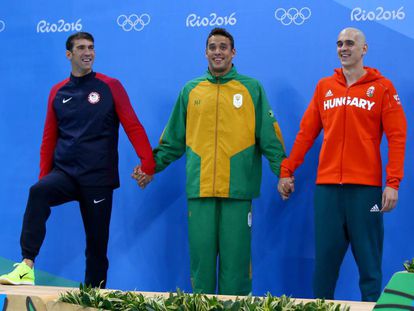 Michael Phelps (esq.), Chad Le Clos (centro) e László Cseh, medalhistas de prata nos 100m borboleta.